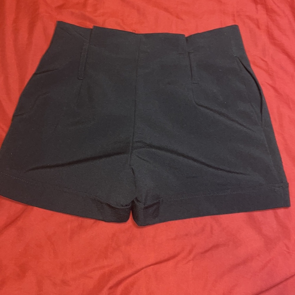 Spring Short Pleated Shorts w/ Pockets - Picture 3 of 3